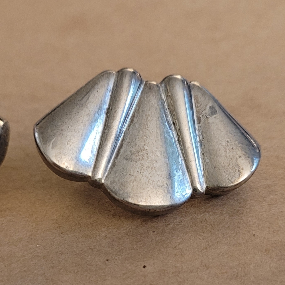 TAT Signed Vintage Earrings Silver Tone‎ Fan Petals - Picture 3 of 5